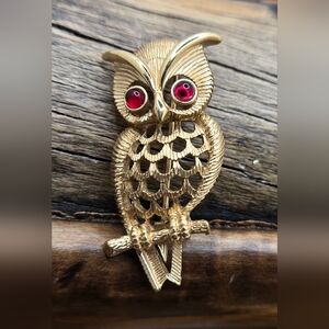 Avon Owl Brooch Gold Tone with Red Glass Eyes Measures 1 5/8" X 1"  EUC